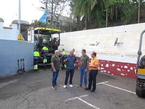 El alcalde de Guía, Alfredo Gonçalves Ferreira, visita las obras de reasfaltado de las calles del casco