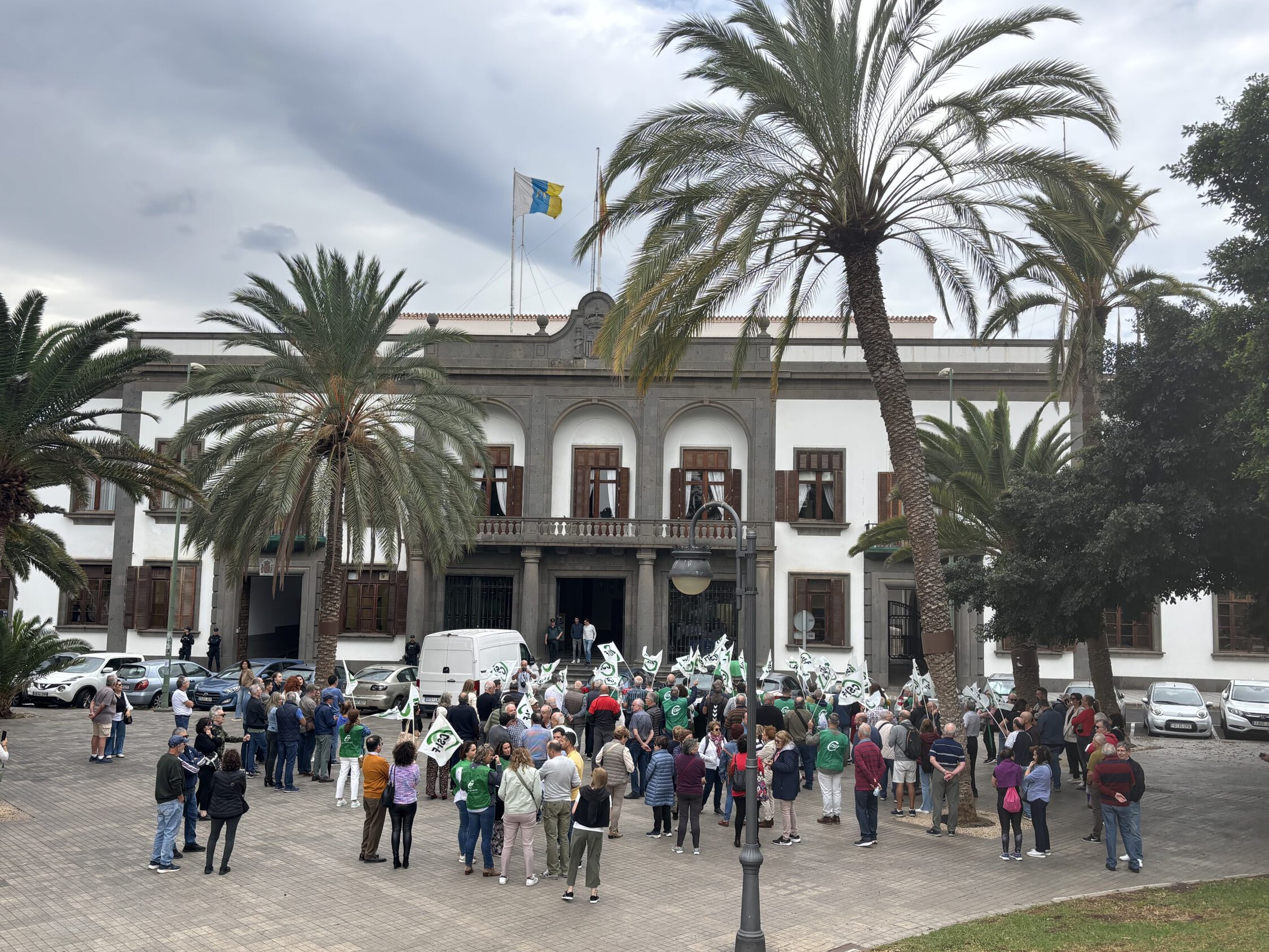 Miles de empleados públicos de toda España, convocados por CSIF, salen a las calles para que el Gobierno negocie la subida salarial y la oferta de empleo público