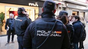 La Policía Nacional incrementa su presencia en las zonas comerciales durante la Navidad 