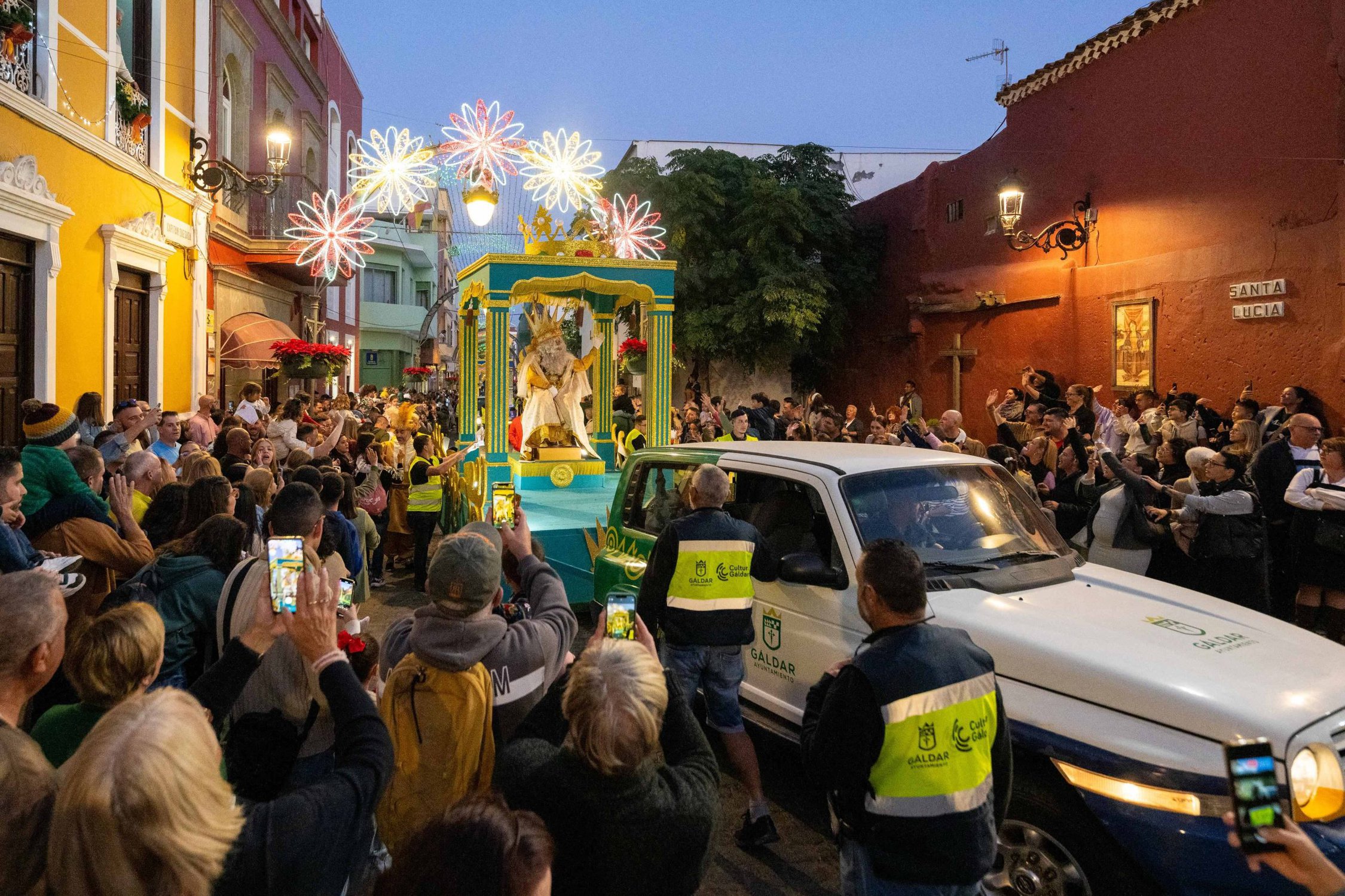 La ciudad recibe por todo lo alto a los Reyes Magos en una multitudinaria Cabalgata