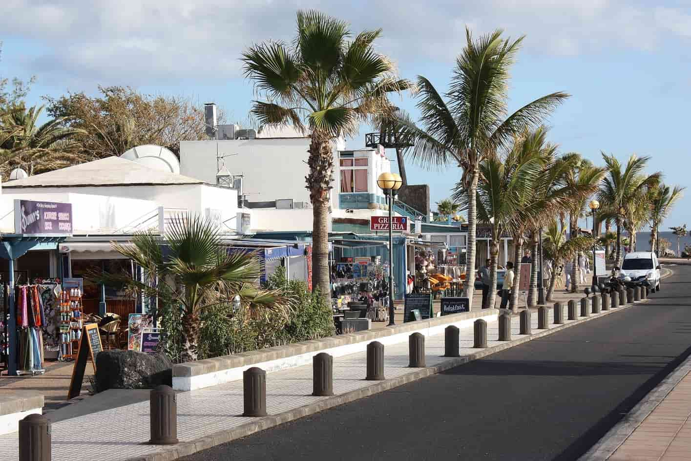 La Guardia Civil lleva a cabo varias inspecciones en establecimientos de zonas de ocio nocturno en Puerto del Carmen en la isla de Lanzarote