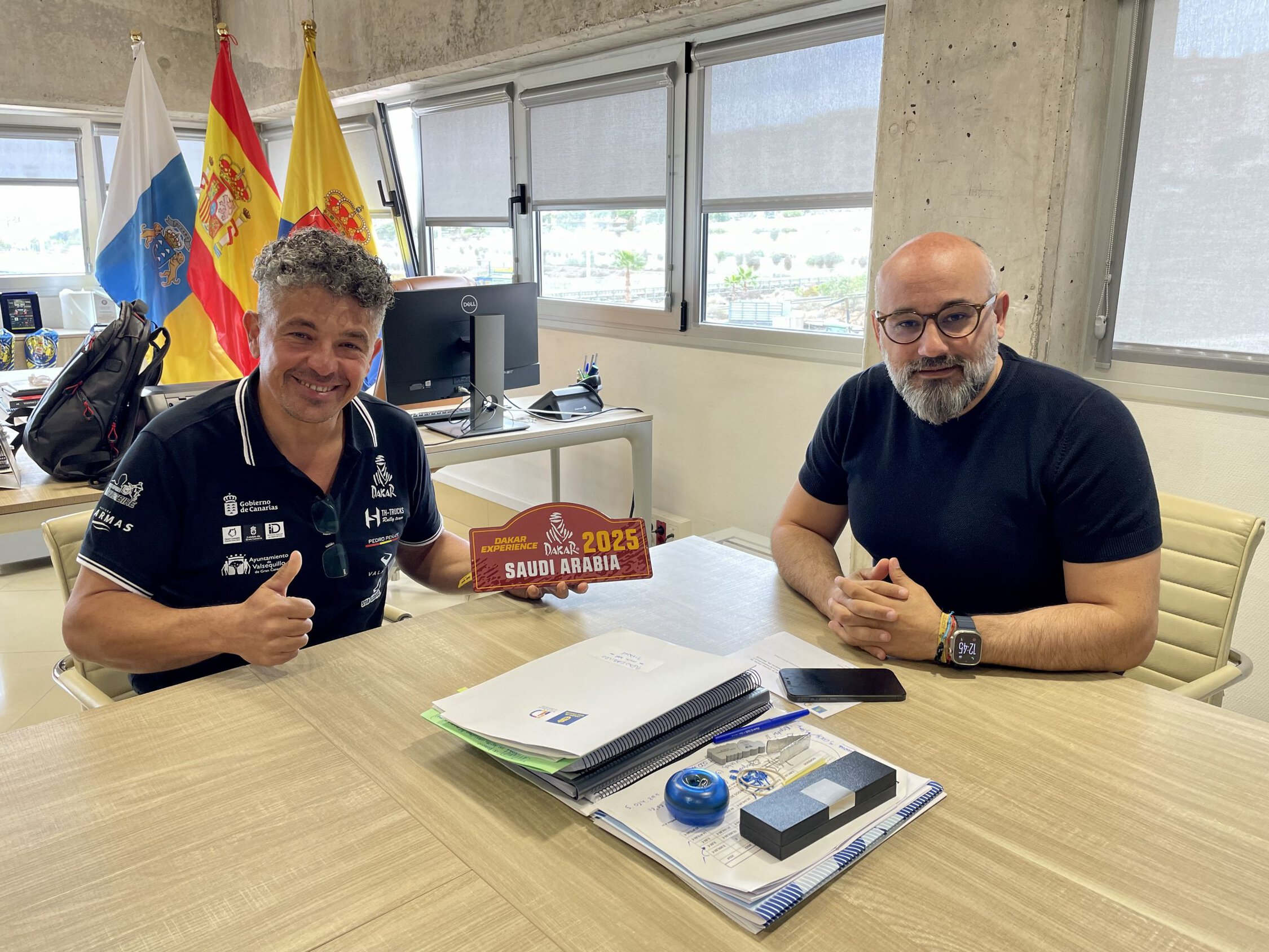 El consejero de Deportes, Aridany Romero, recibe al piloto Pedro Peñate tras su histórica participación en el Dakar 2025