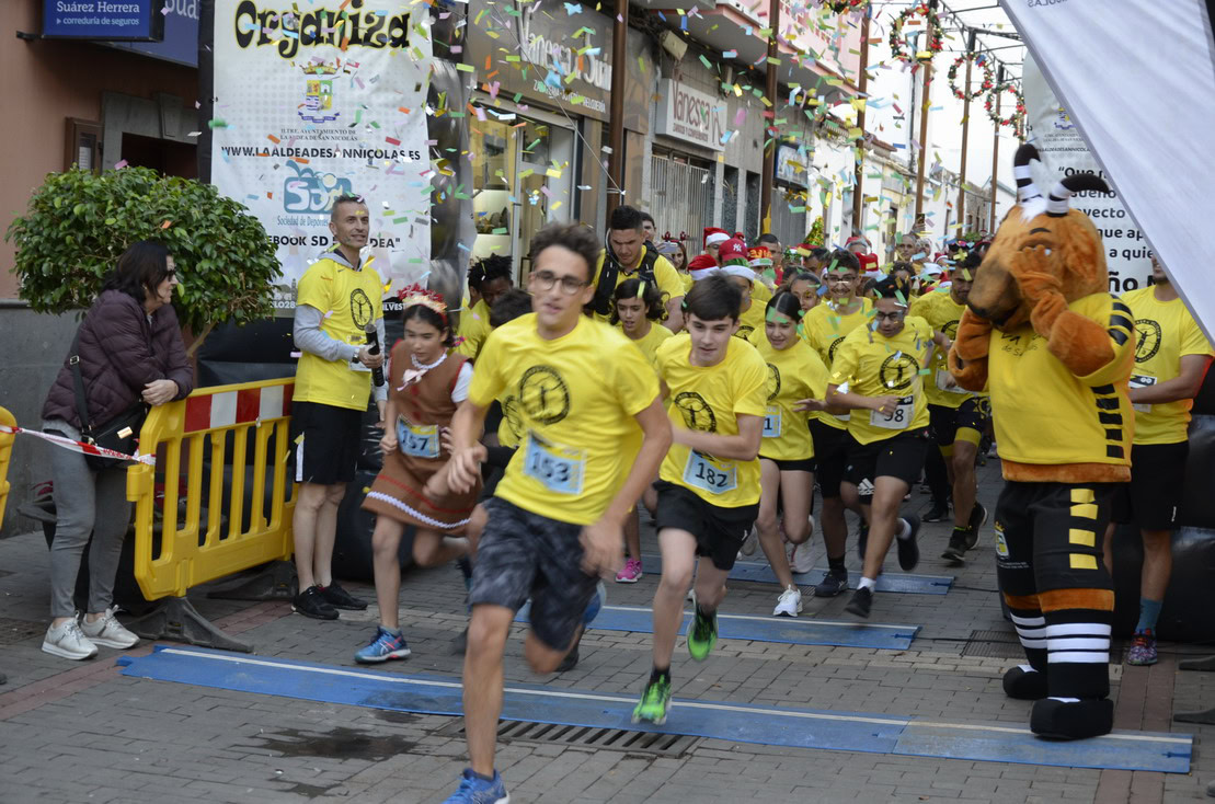 Más de 160 corredores llenan de color las calles de La Aldea de San Nicolás en la cuarta edición de la San Silvestre Aldeana