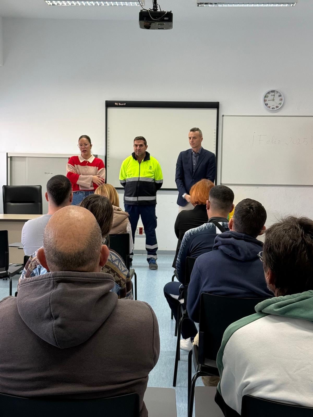 La Aldea de San Nicolás da la bienvenida a las 12 personas que durante un año formarán parte de la plantilla municipal