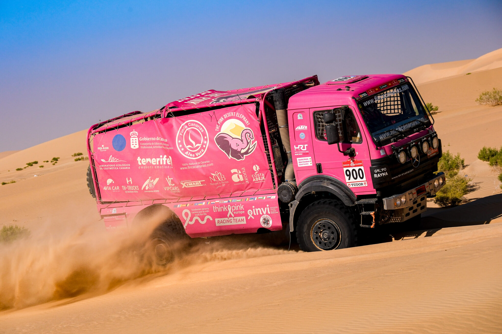 «El Elefante Rosa» del canario Rafa Lesmes, campeón del Dakar Classic 2025 en la modalidad de camiones, por segundo año consecutivo