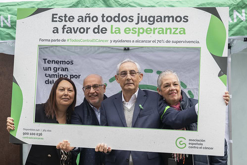 La Asociación Española Contra el Cáncer, sale a la calle a conmemorar el «Día Mundial Contra el Cáncer», en Las Palmas