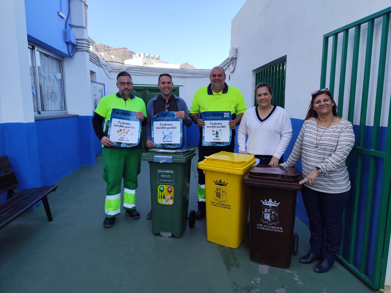 El Ayuntamiento de La Aldea de San Nicolás impulsa el reciclaje en los centros educativos con la entrega de contenedores