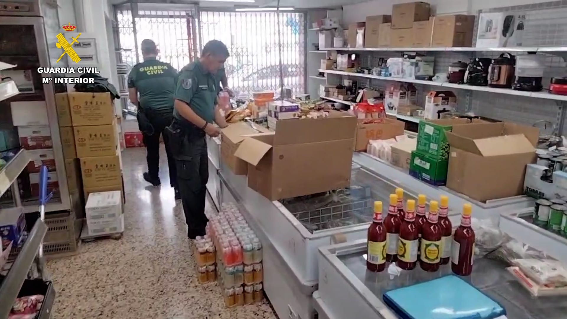 La Guardia Civil intervine 1.200 productos de alimentación caducados listos para su venta