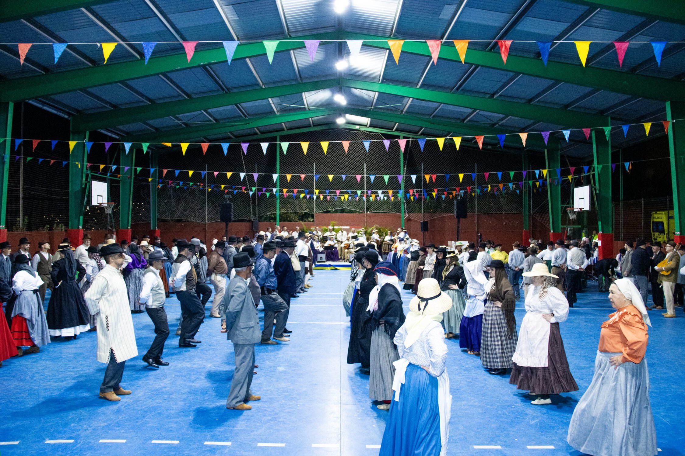 Mágica noche cargada de tradición y solidaridad en el V Encuentro de Bailadores “El Bermejal”.