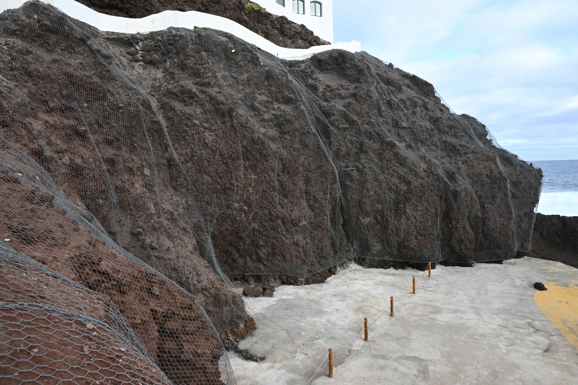 El Ayuntamiento concluye la obra de mantenimiento de taludes en la zona de baño de La Furnia