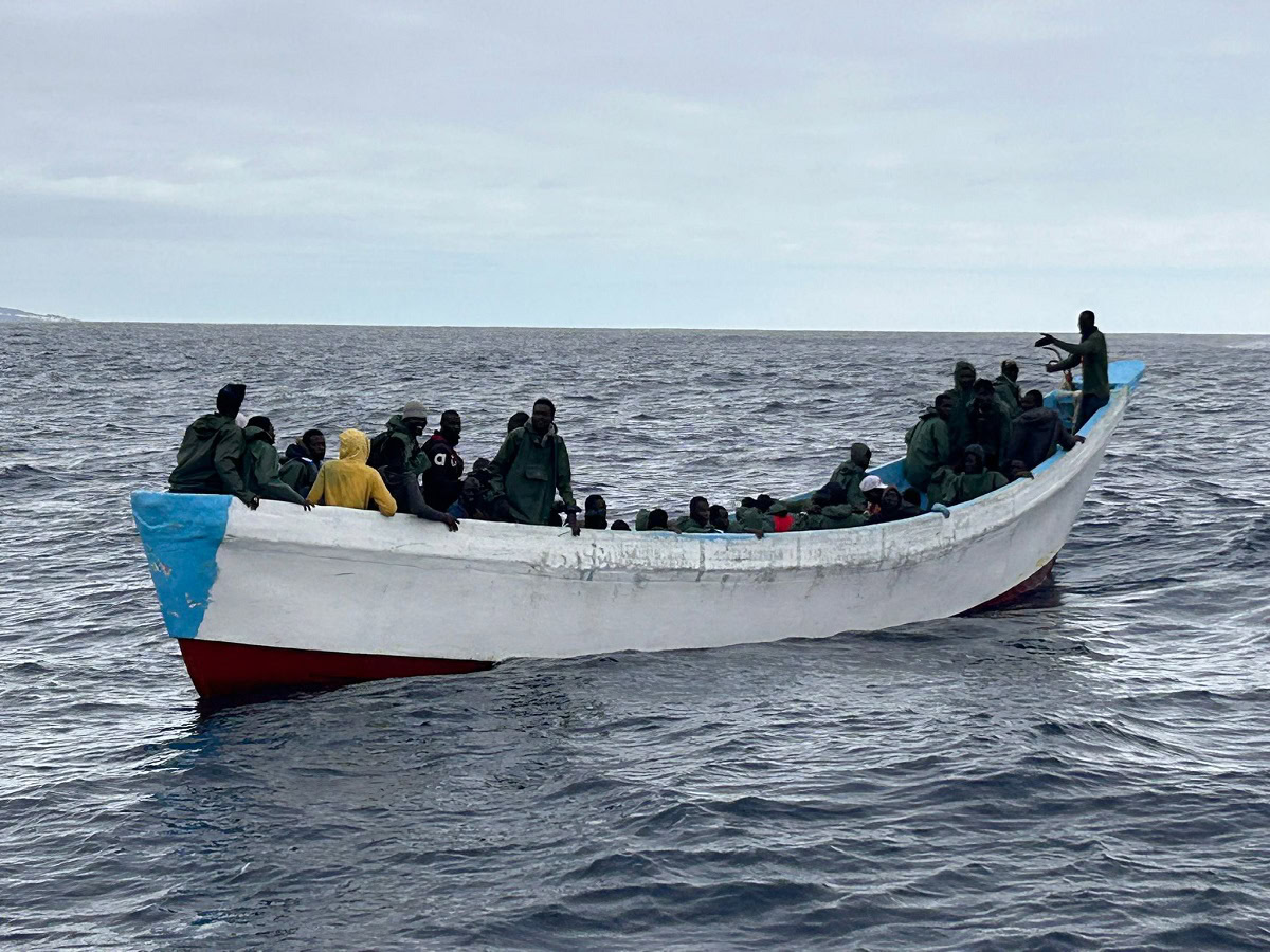 A pesar de las difíciles condiciones del mar en las costas canarias, continúan arribando inmigrantes ilegales.