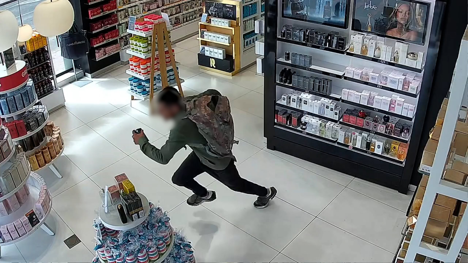 La Guardia Civil esclarece un delito de robo con intimidación y diecisiete delitos de hurto en distintos locales comerciales de Corralejo en la isla de Fuerteventura