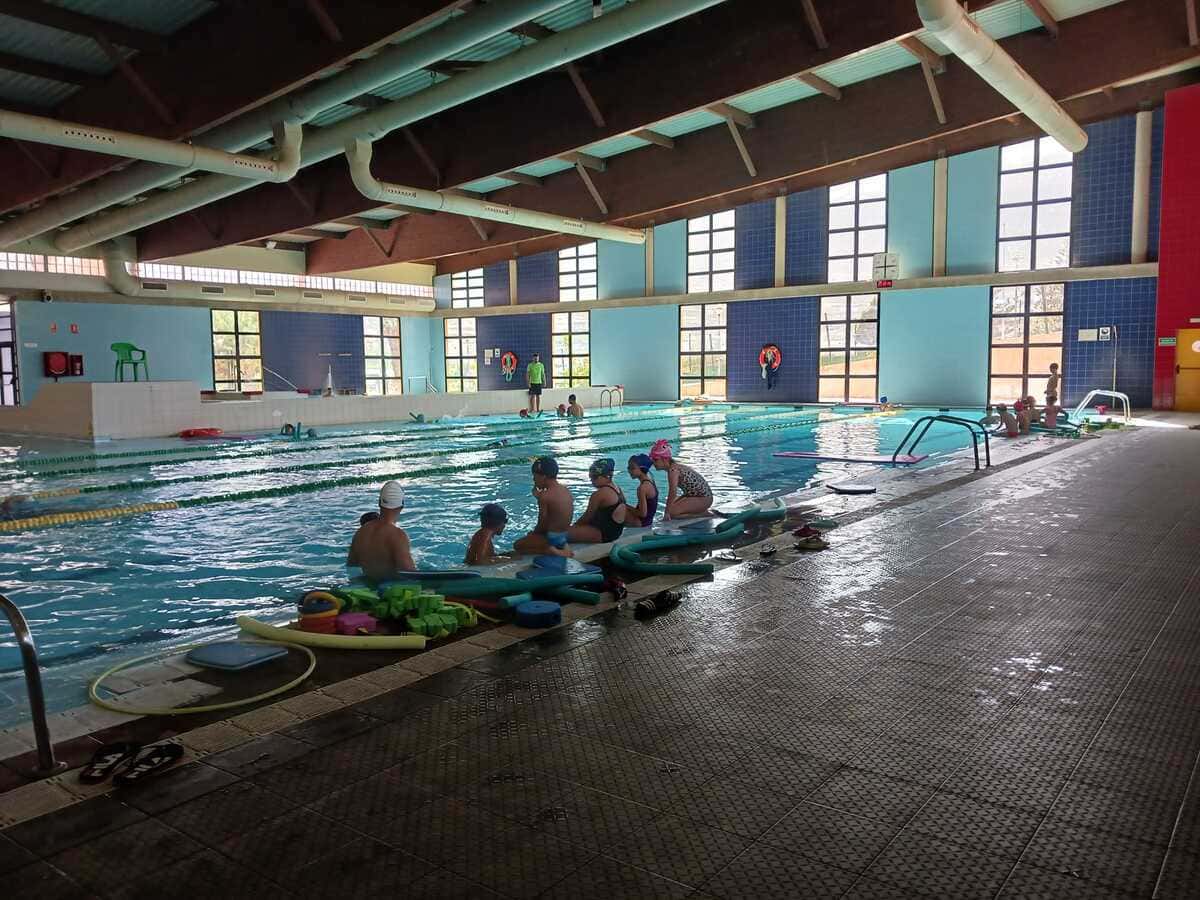 Comienza la temporada de asistencia de los centros escolares del municipio a la piscina municipal