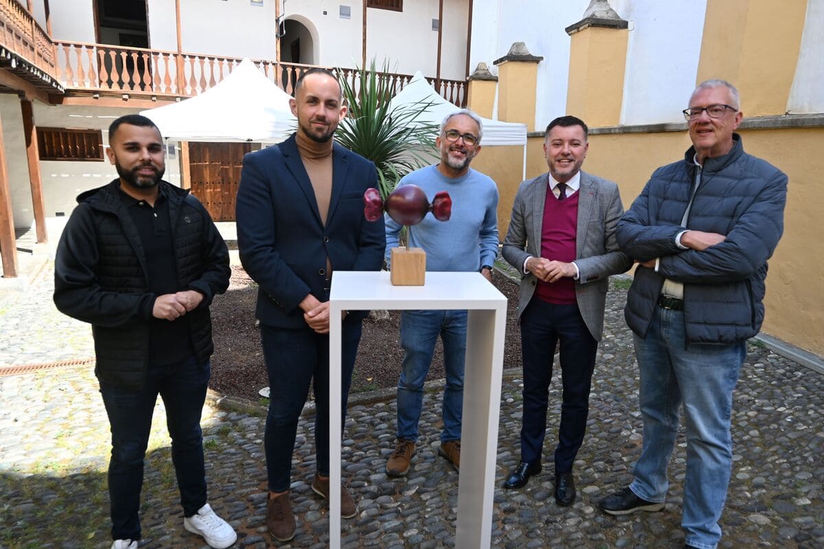 El artista Reinaldo Sosa dona al Museo Agáldar su escultura ‘Cebolla caramelizada’   