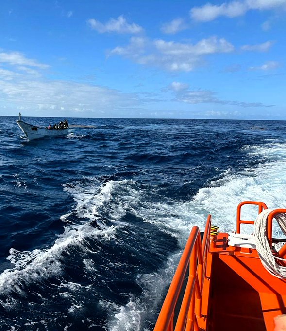 En las últimas horas han arribado 60 ILEGALES a la isla de Gran Canaria en 1 embarcacion