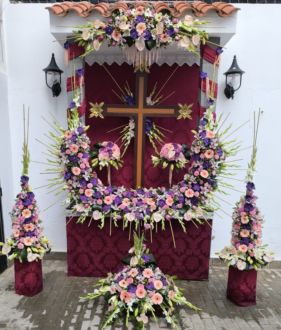 Con motivo de la festividad de la Santa Cruz, el viernes 3 de Mayo, Barrial se encuentra adornada con las más selectas flores y cruces de diferentes tamaños.