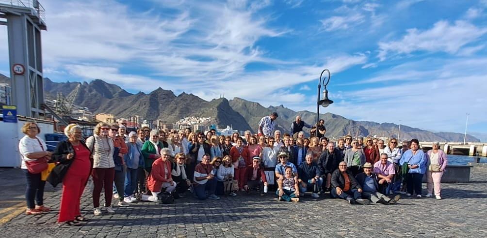 Barrial despide Las Fiestas de la Santa Cruz con una excursión a Tenerife
