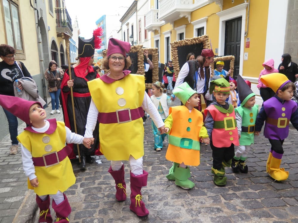Las calles de Guía se llenaron hoy de la fantasía y el desparpajo de los participantes en la Gran Cabalgata Infantil 