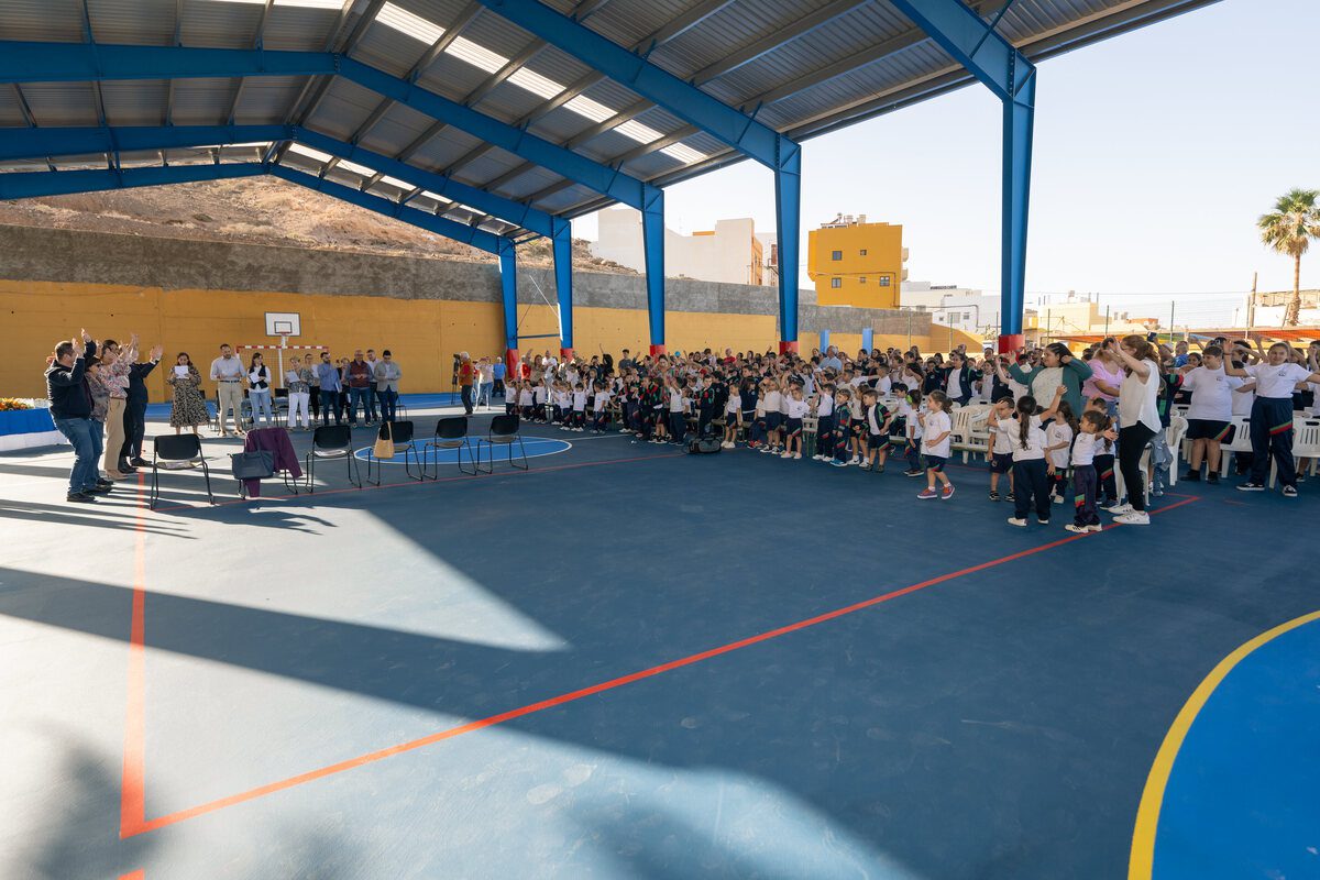 Gáldar inaugura la nueva cubierta de la cancha del colegio de Sardina