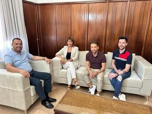 Pedro Rodriguez junto a Yuridia Vega Ruben Martin y Sergio Suarez a la derecha de la imagen durante el encuentro