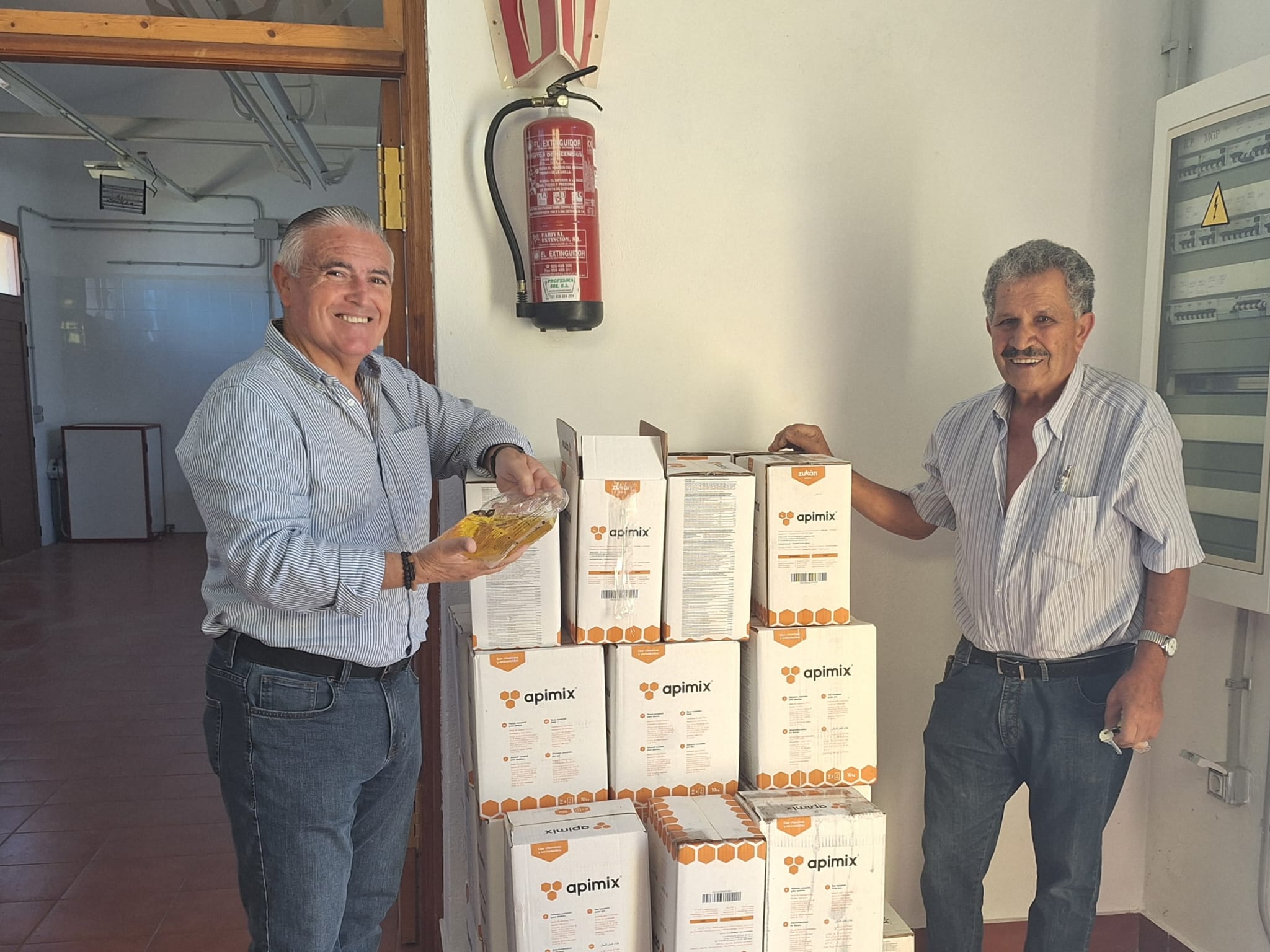 La Aldea de San Nicolás colabora con los apicultores del municipio aportándoles cerca de 2.500 kg de alimento para las abejas