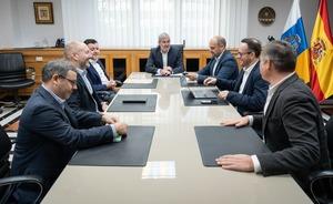 Reunion en el Gobierno de Canarias con el presidente Fernando Clavijo y Teodoro Sosa alcalde de Galdar