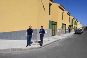 Teodoro Sosa y Heriberto Reyes visitan la mejora de las aceras de la Urbanizacion de Taya