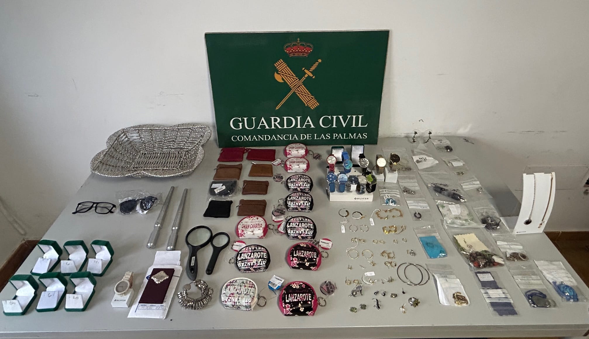 La Guardia Civil detiene a dos personas por un delito de robo con fuerza en un comercio de Puerto del Carmen