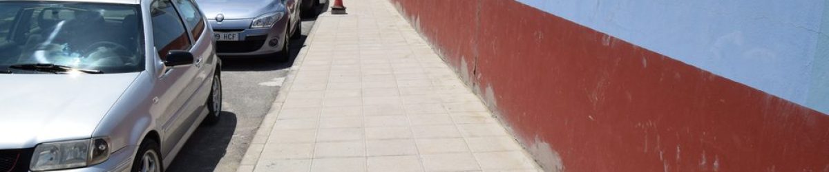 Aceras renovadas en la calle Salvador Dalí, en Sardina