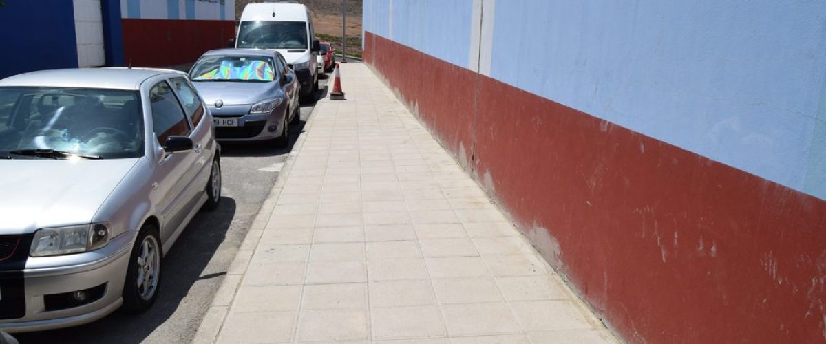 Aceras renovadas en la calle Salvador Dali en Sardina