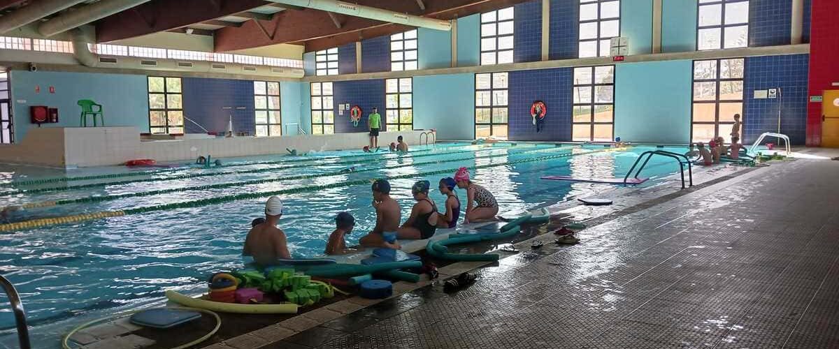 Actividad del CEIP Los Quintana en la piscina municipal