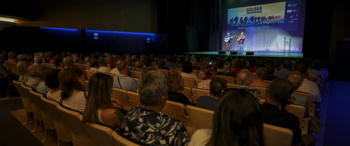 Actuacion de Yeray Rodriguez que une versos y migracion en el Centro Cultural Guaires