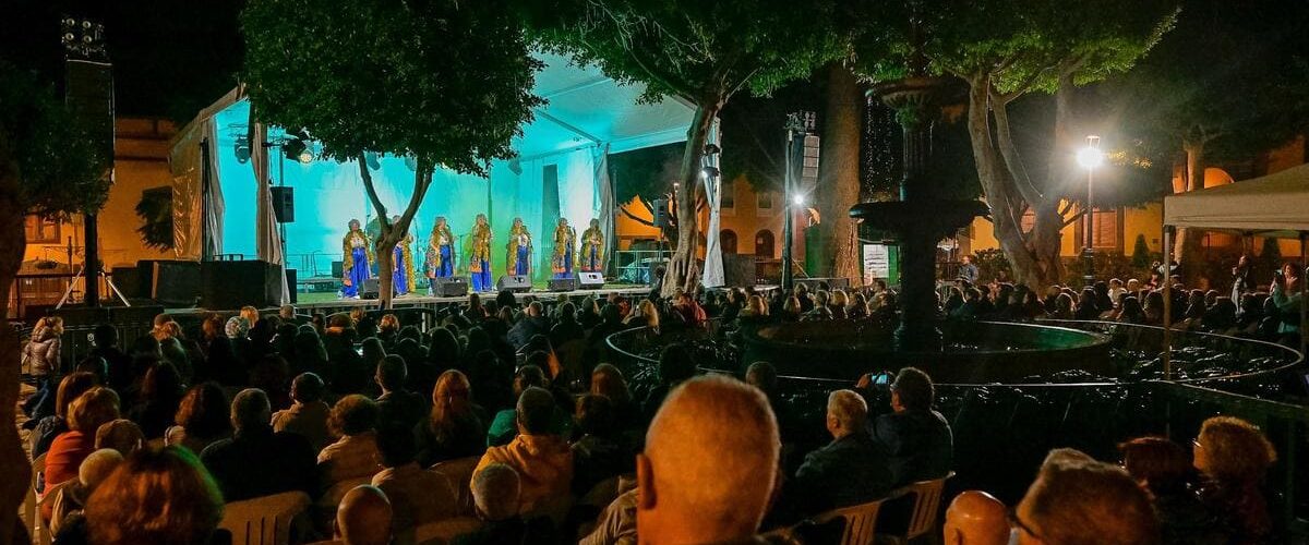 Actuación de la Chichimurga en la Plaza de Santiago