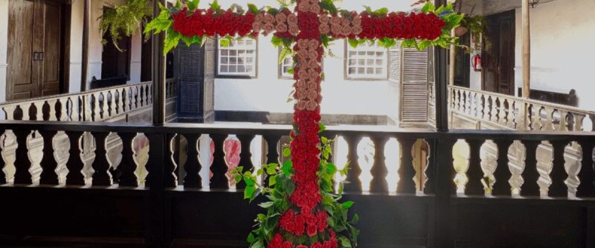 Agaete se engalana de flores para celebrar el Dia de la Cruz4