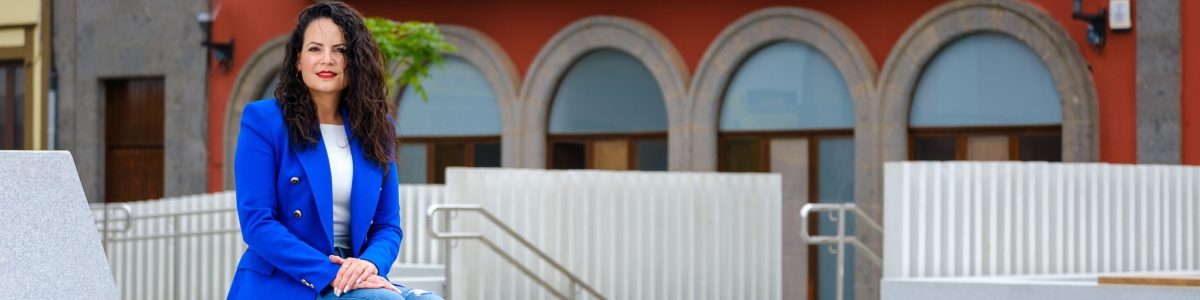 Ainhoa Martín Luján, en la Plaza Luján Pérez del casco histórico de Guía, frente a las Casas Consistoriales