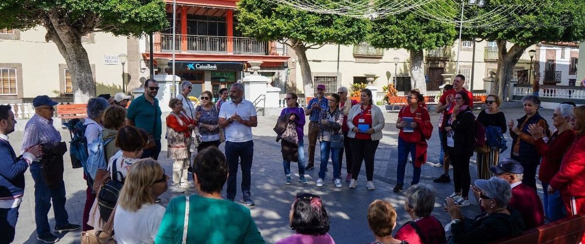 Alfredo Goncalves Ferreira teniente de alcalde y concejal de Desarrollo Local dando la bienvenida a un grupo de visitantes al municipio en una actividad reciente del PFAE Guarizate