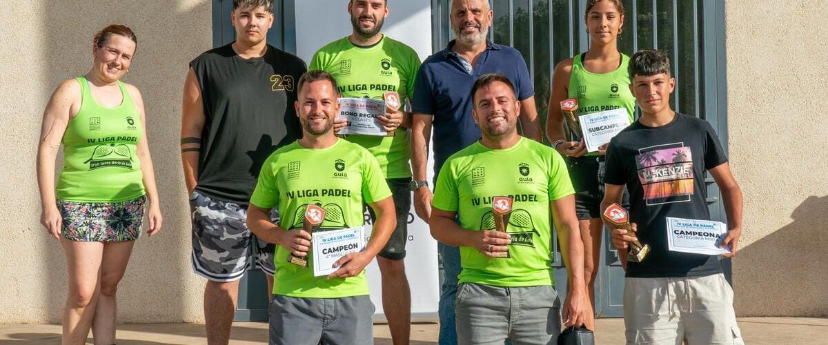 Alfredo Gonçalves junto a los ganadores de la IV Liga de Pádel (2)