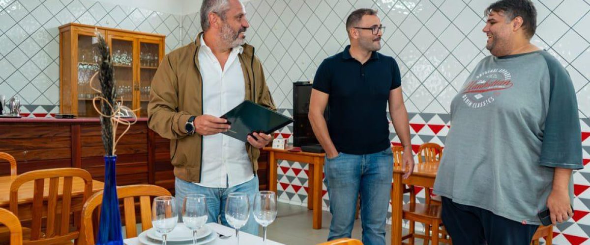 Alfredo Goncalves junto a tecnicos en el Albergue Juvenil donde se desarrollaran algunos de los los nuevos programas de formacion y empleo que acaban de ser acreditados