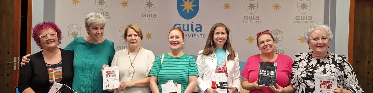 Algunas de las participantes en el Club de Lectura junto a Sibisse Sosa y Natalia Domínguez, en la imagen segunda por la derecha (3)