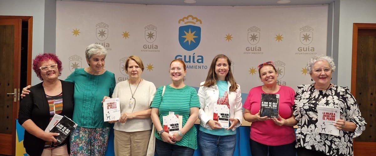 Algunas de las participantes en el Club de Lectura junto a Sibisse Sosa y Natalia Domínguez, en la imagen segunda por la derecha (3)