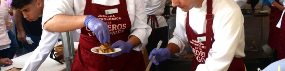 Alumnado del IES Santa María de Guía cocinando en la jornada gastronómica celebrada en el Mercado de Guía (1)