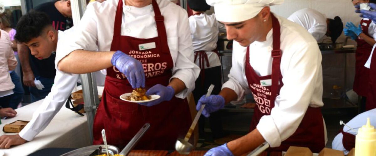 Alumnado del IES Santa Maria de Guia cocinando en la jornada gastronomica celebrada en el Mercado de Guia 1