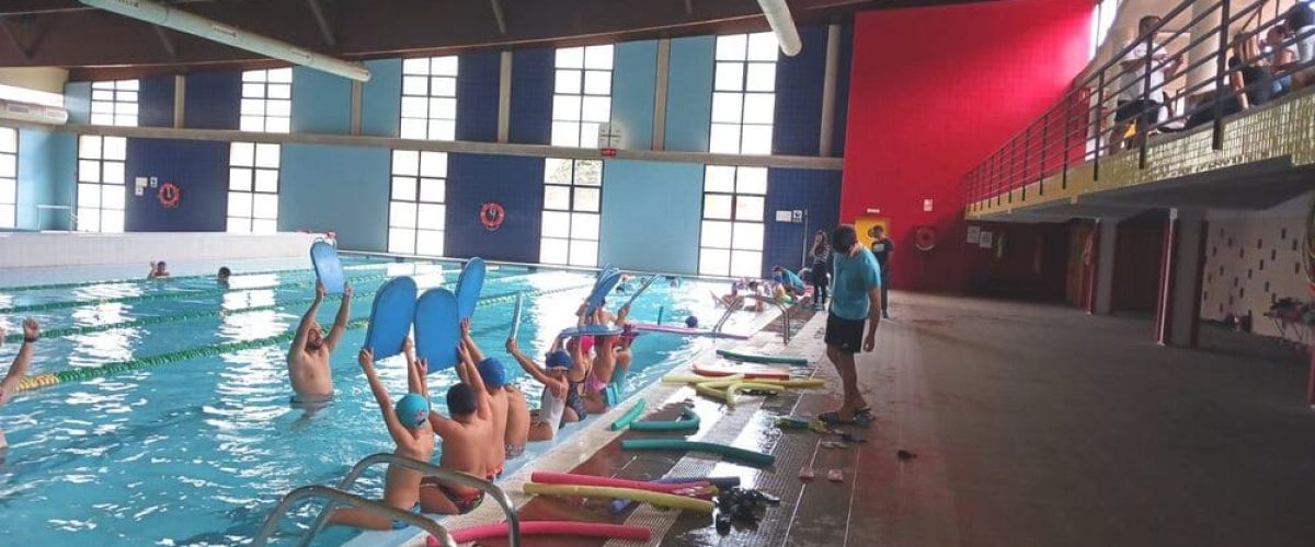 Alumnos del CEIP Los Quintana en la piscina municipal 1