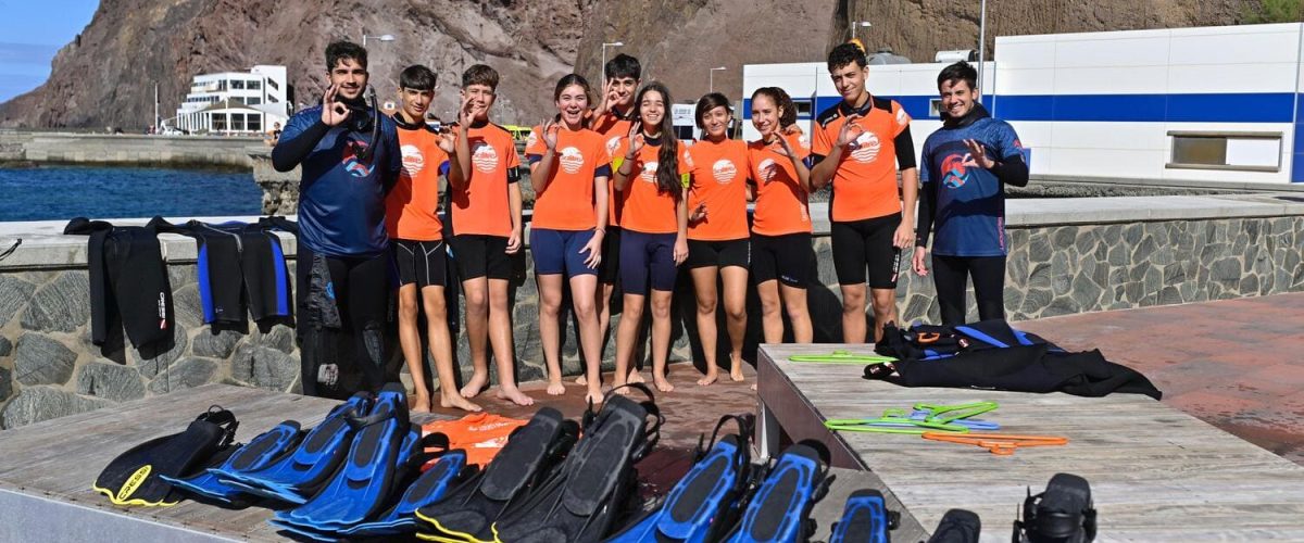 Alumnos del IES Saulo Toron durante su actividad en el FotoSub Sardina 2023