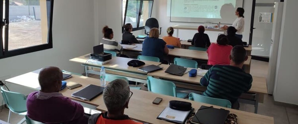 Alumnos trabajadores del proyecto durante una clase 2