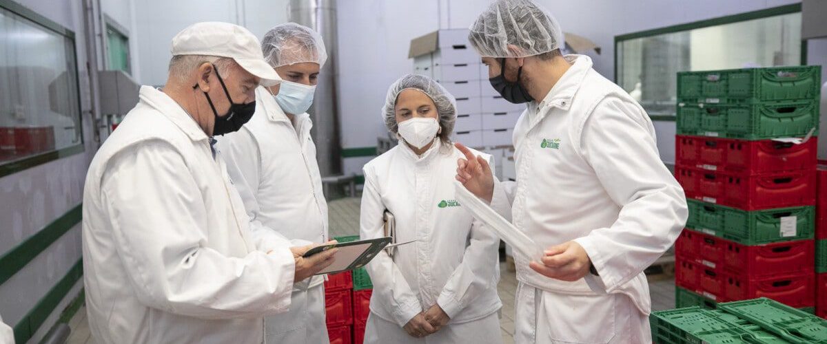 Ambas empresas han reducido en lo que va de ano y en la linea de libre servicio de SKIN el 70 del plastico de los envases de productos carnicos