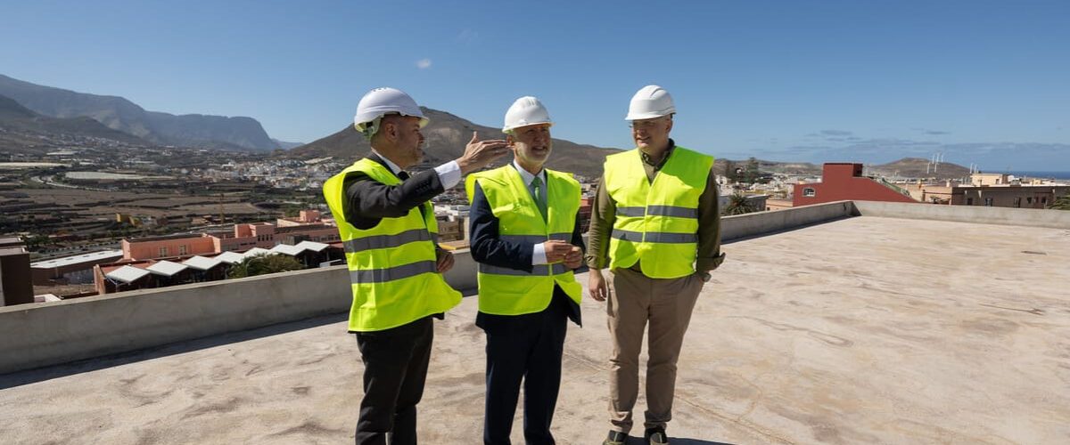 Ángel Víctor Torres, Teodoro Sosa y Pedro Romera, jefe de obra, en la zona superior del parque urbano (1)