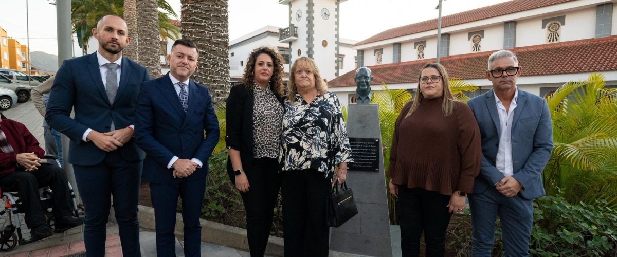 Autoridades y familiares de José María Rodríguez Quintana junto al busto descubierto en la Plaza de Barrial