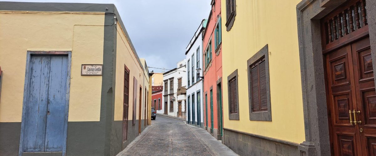 Calle Luis Suárez Galván en el cruce con Canónigo Gordillo