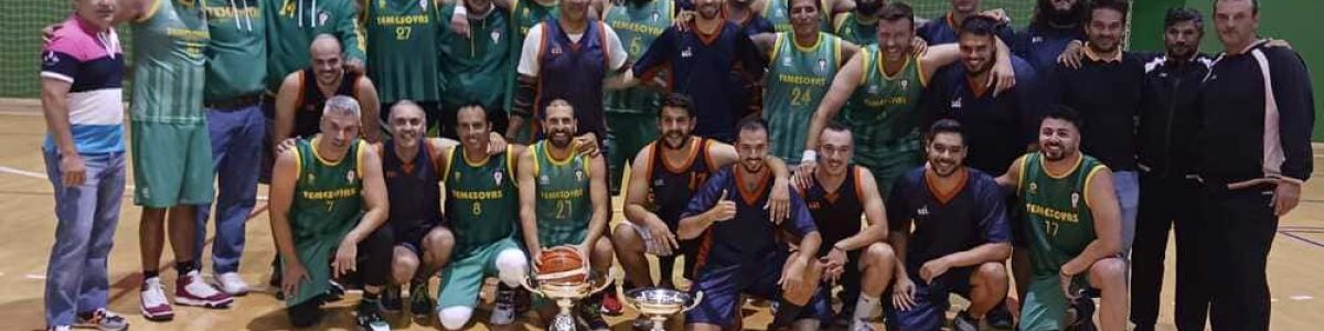 Campeones y subcampeones de la Liga Municipal de Baloncesto, al final del encuentro y de la entrega de premios por parte de Ancor Bolaños, concejal de Deportes